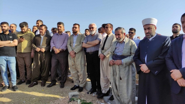 الأمين العام للاتحاد الإسلامي الكردستاني یشارك في مراسم تشييع الشاعر كوران عباس