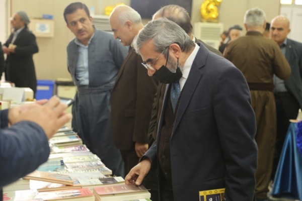 الأمين العام للاتحاد الإسلامي الكردستاني يزور معرض الكتاب في السليمانية