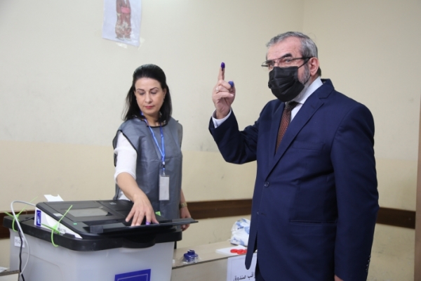 الأمين العام للاتحاد الإسلامي الكردستاني يدلي بصوته في الانتخابات