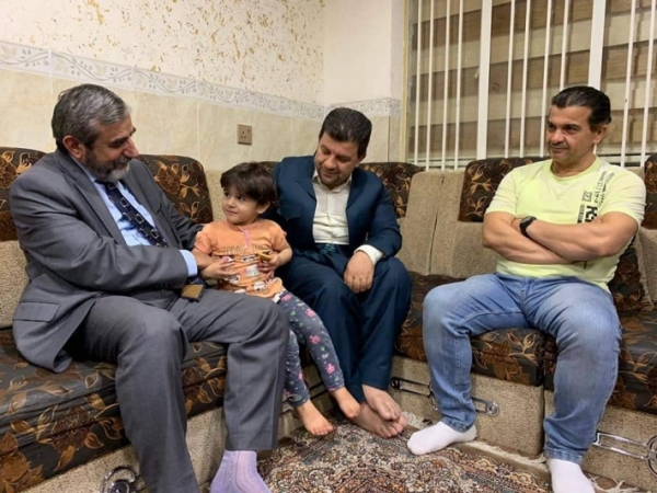 بالصور.. الأمين العام للاتحاد الإسلامي الكردستاني يزور أسرة الشهيد هوشيار