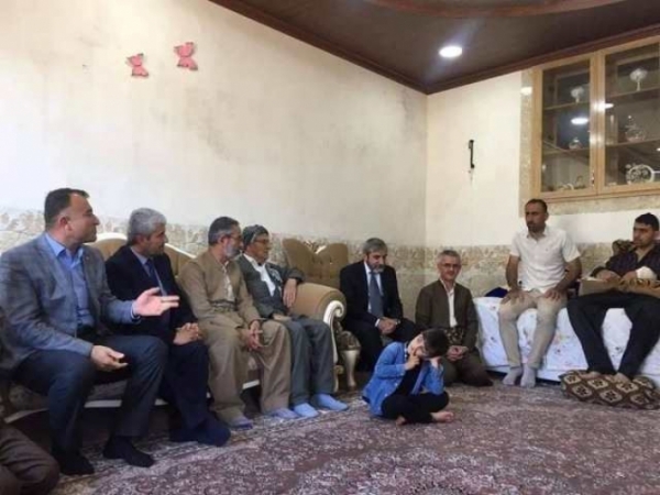 الأمين العام للاتحاد الإسلامي الكردستاني يزور ذوي عائلة الحادث الأليم في رانية