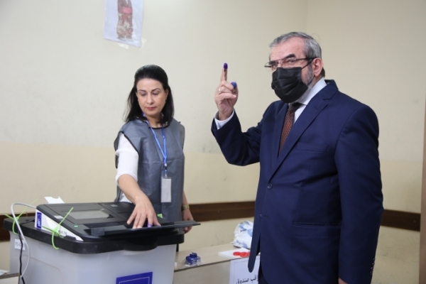 Secretary-General of the Kurdistan Islamic Union casts his vote in the Iraqi elections